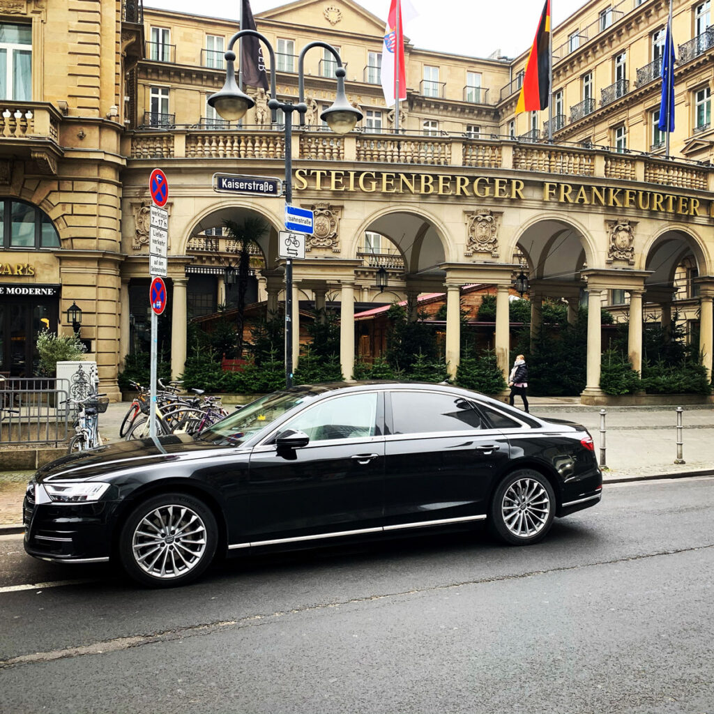 Ein Audi A8 vor dem Steigenberger Hotel in Frankfurt am Main